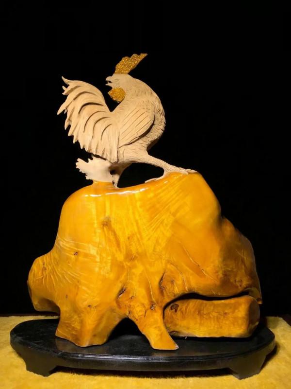 金雞回首望陽升！美輪美奐的金絲楠木雕