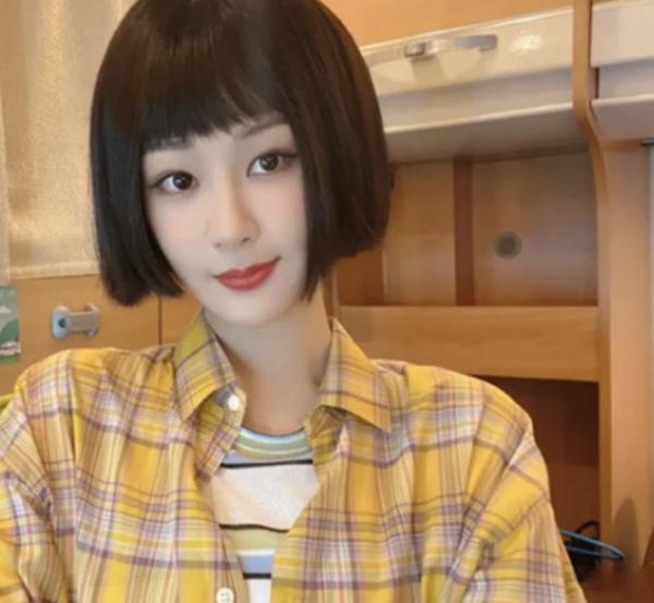 楊紫新發型似“整容”!穿襯衫剪劉海波波頭變大學生,形象改變 楊紫新發型似“整容”!穿襯衫剪劉海波波頭變大學生,形象改變