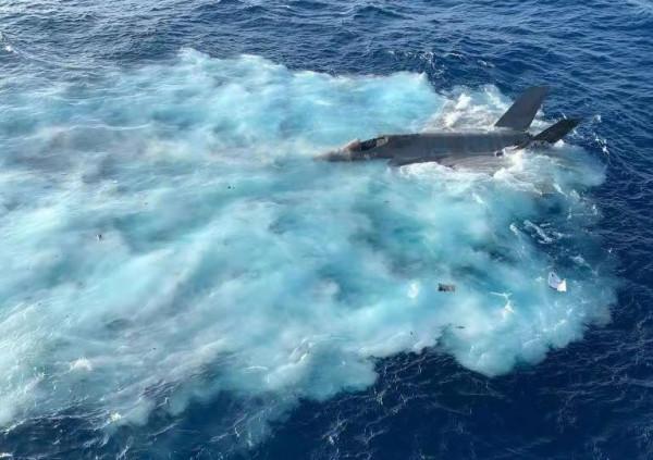 美軍F35墜海新訊息：整機噴火畫面炫酷，沒殉爆全中隊戰機算走運