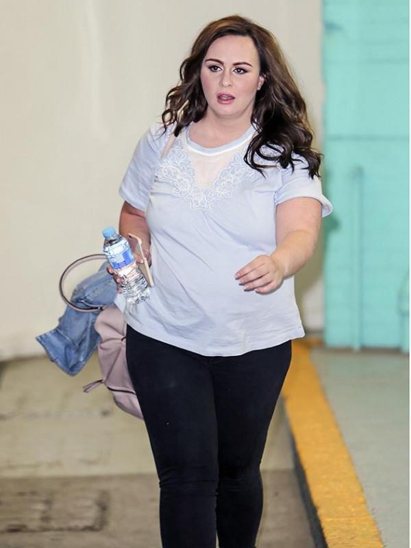 英國33歲女星減肥102斤後自信展示肚皮上妊娠紋，讓粉絲大受鼓舞