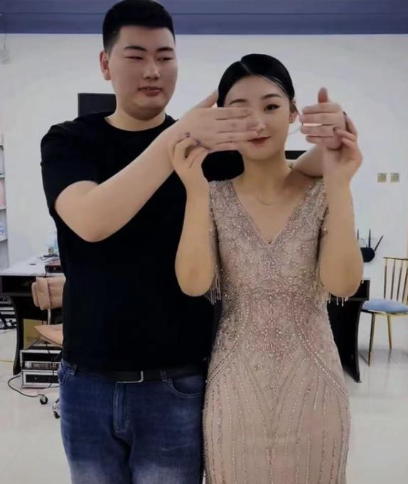 大衣哥兒媳氣質挺好的,穿綠色旗袍顯出風韻,有點胖但挺耐看 大衣哥兒媳氣質挺好的,穿綠色旗袍顯出風韻,有點胖但挺耐看