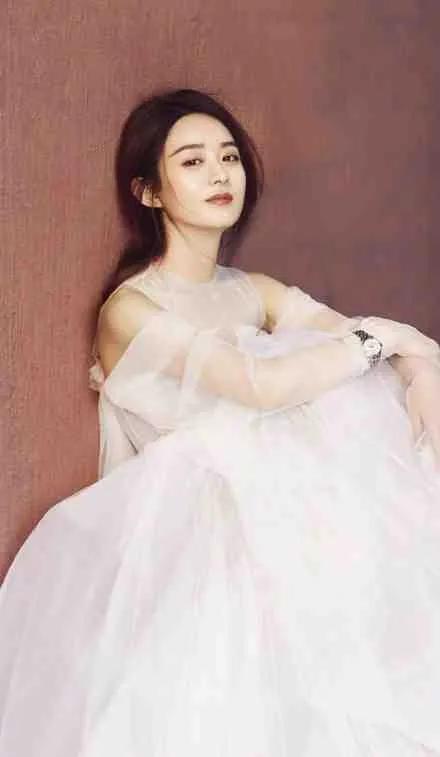 眾女神的劇中的新娘，身披婚紗美麗恬靜，眼中盡是柔情