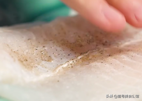 分享一款土豆片烤龍利魚，搭配多樣食蔬，鮮嫩味美，家人都愛吃