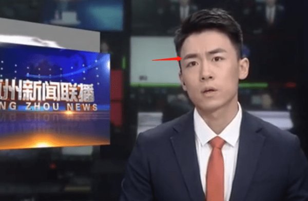 《杭州新聞聯播》提詞器宕機，男主播表情管理失控，狂按遙控被嘲