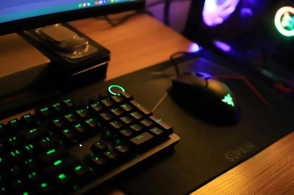 換上新鍵盤打遊戲的心情更爽了，RAZER獵魂光蛛V2