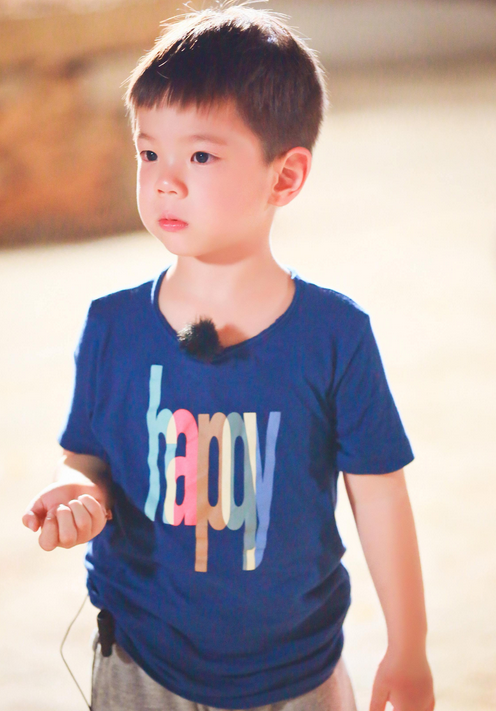 杜江帶8歲兒子與友聚會！嗯哼身材高挑成小帥哥，父子倆被誇帥氣