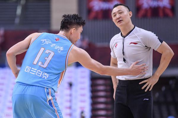 任駿飛肘擊韓德君被判普通犯規,楊鳴憤怒不已,甚至對著閆軍發飆 任駿飛肘擊韓德君被判普通犯規,楊鳴憤怒不已,甚至對著閆軍發飆