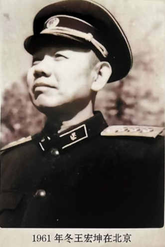 抗戰時,衛立煌會見徐向前,笑言:好險,5年前差點被你活捉 抗戰時,衛立煌會見徐向前,笑言:好險,5年前差點被你活捉