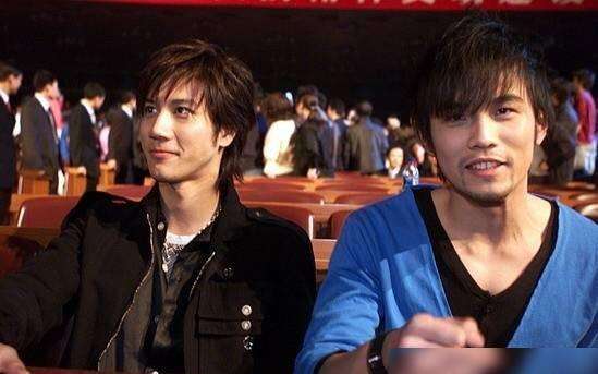 亞洲天王周杰倫王力宏的親密合照，你聽過他們現場演唱對方歌曲嗎