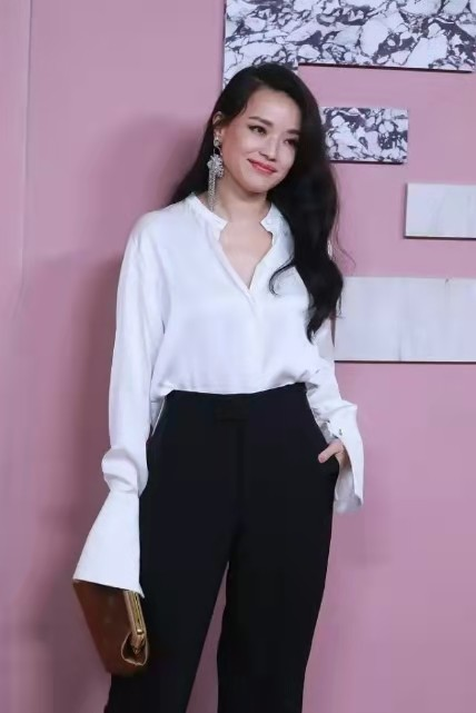 舒淇越保守越高階,穿白襯衫配西裝褲高階大氣,滿滿的國際範 舒淇越保守越高階,穿白襯衫配西裝褲高階大氣,滿滿的國際範