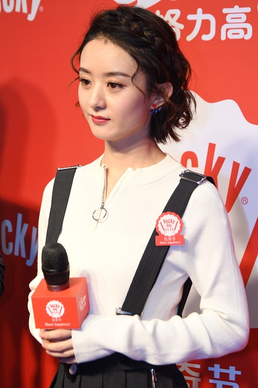 趙麗穎離婚後，穿著打扮好有少女感，百褶裙配短髮，妥妥少女範