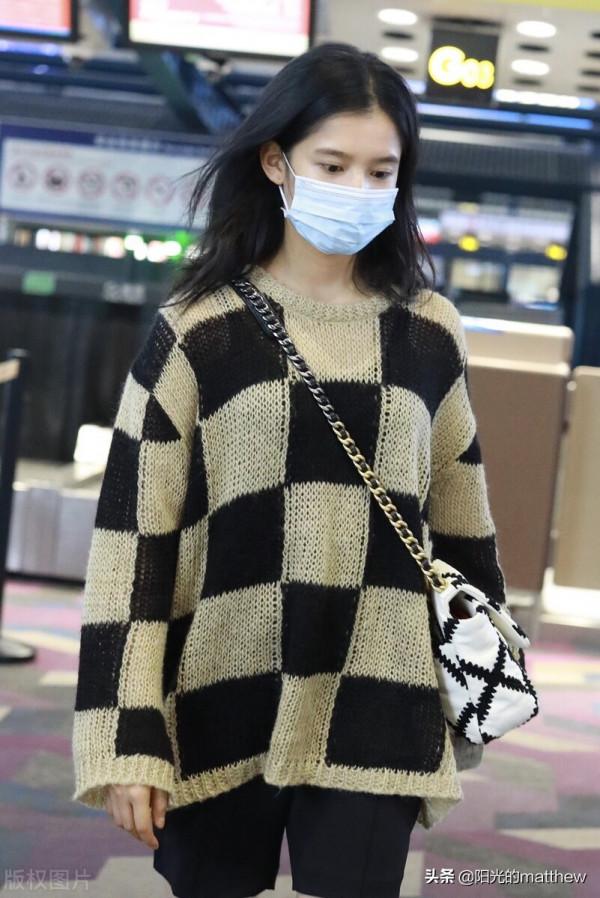 張婧儀捲髮披肩慵懶隨性,身著灰黑格子針織衫搭配短褲簡約時尚 張婧儀捲髮披肩慵懶隨性,身著灰黑格子針織衫搭配短褲簡約時尚