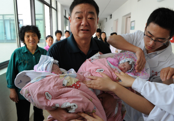 11年前，60歲失獨母親冒死生下雙胞胎，如今一家四口現狀如何？