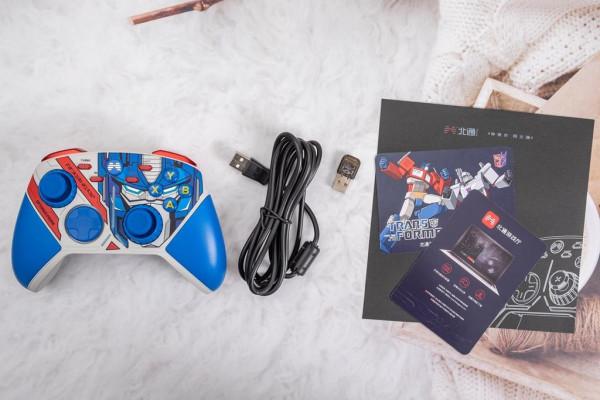 北通推變形金剛遊戲手柄限定版，再現塞伯坦的英雄史詩