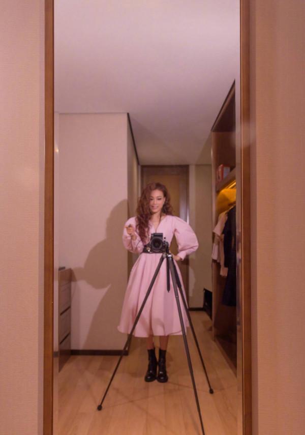 容祖兒衣帽間自拍大片曝光 粉裙波浪捲髮俏皮可愛