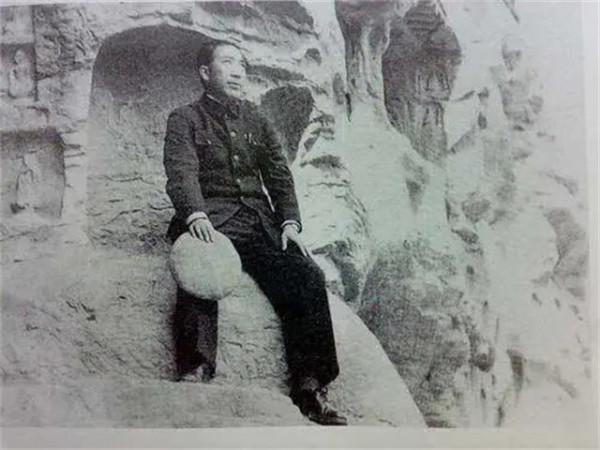 戴笠請50個漢奸吃飯，坐下後，他說：現在公開逮捕名單