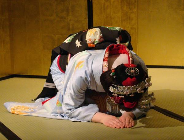 一言不合就下跪，韓國人和日本人的膝蓋，為什麼這麼軟？