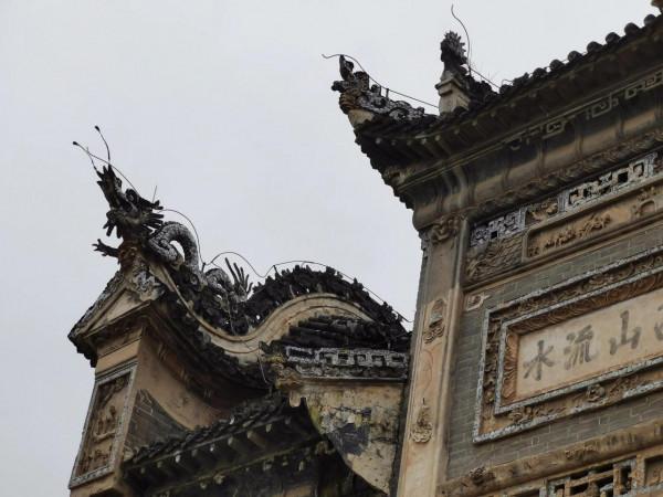 在“眾籌”的會館旁，我想這裡立下個“秦始皇登舟處”也是正常的