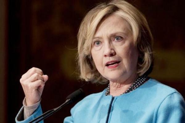 2005年，克林頓參加特朗普婚禮，和新郎新娘拍下一張親密合影