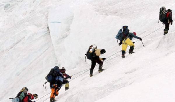 1998年，一對夫妻登珠峰，妻子不幸倒下被棄，絕望大喊：別拋棄我