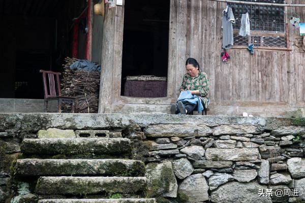 酉陽紅石溪，一座傳統而又美麗的土家山寨，以石頭呈紅色而得名