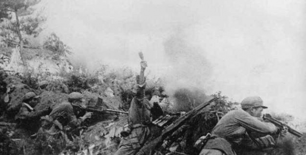 抗美援朝：猖狂的美軍炸死我國村民，志願軍怒而反擊，斃敵5000人