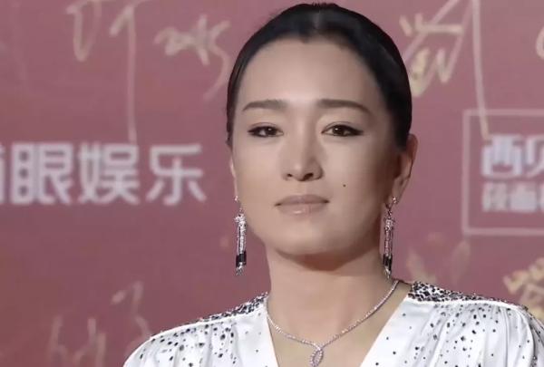 北影節閉幕紅毯:關曉彤難得美一回,馬伊琍變水嫩,段奕宏老來俏 北影節閉幕紅毯:關曉彤難得美一回,馬伊琍變水嫩,段奕宏老來俏