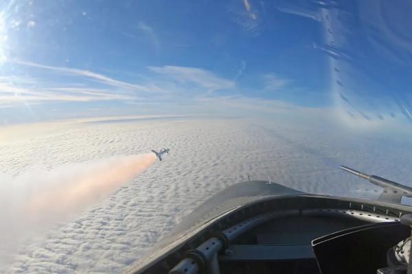 雲海之間,雙機編隊空空導彈雷霆出擊! 雲海之間,雙機編隊空空導彈雷霆出擊!