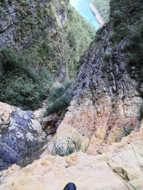 冒著生命去野釣，爬懸崖去到了一個野豬橫行的水庫，漁獲慘淡值得嗎？