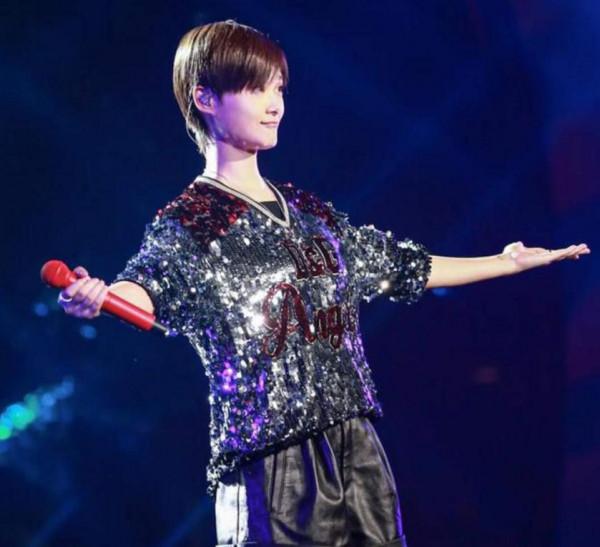 李宇春《無價之姐》晚於《跟我出發》16年發行,被訴抄襲索賠200萬 李宇春《無價之姐》晚於《跟我出發》16年發行,被訴抄襲索賠200萬