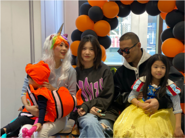 章子怡一家出遊好溫馨！小蘋果穿衛衣美成女明星，氣質贏過章子怡