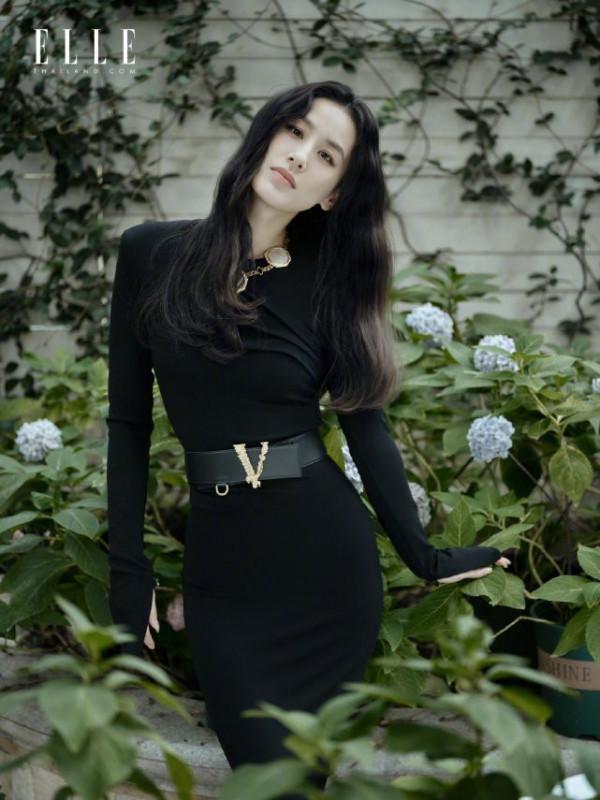 豪門闊太黃聖依拍海外閉年大片！穿一身黑狀態沒變，登大刊卻尷尬