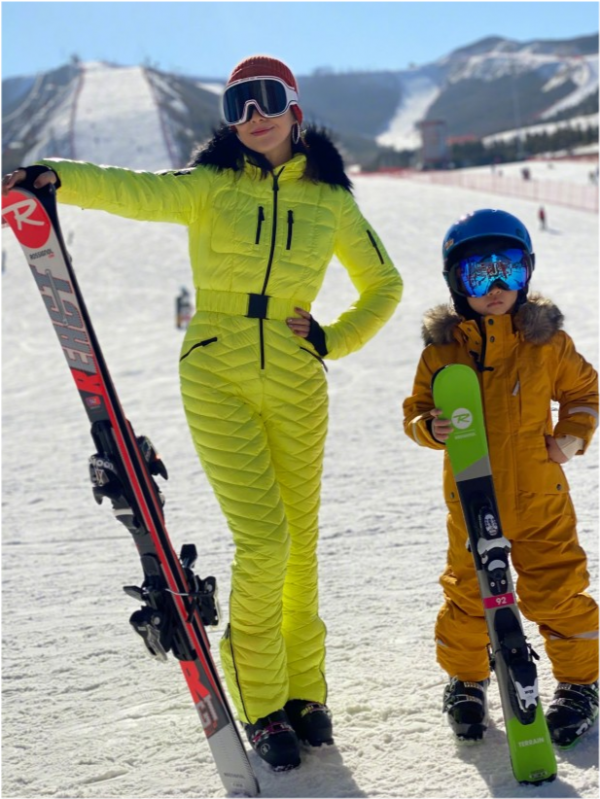 章子怡帶女兒滑雪太愜意！5歲醒寶穿套裝帶童星範，氣場不輸媽媽