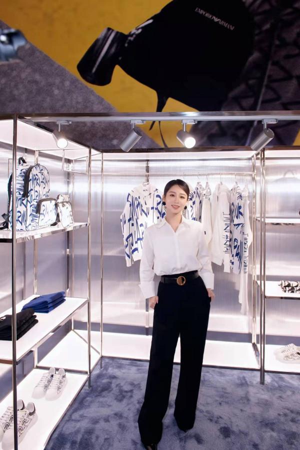 楊紫解鎖新時尚,短款皮外套配半身裙,顯高顯帥又時尚 楊紫解鎖新時尚,短款皮外套配半身裙,顯高顯帥又時尚