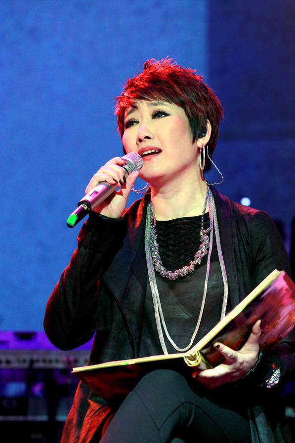 一婚嫁恩師,二婚嫁&quot;和珅&quot;王剛,如今61歲單身無子女的成方圓幸福嗎