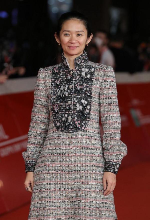 中國女導演現身《永恆族》紅毯，雖然穿得有點老氣，但不影響氣質