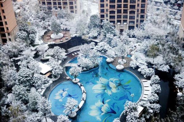 每月物業費近3000，一個臥室150平方，據說是同緯度最美園林