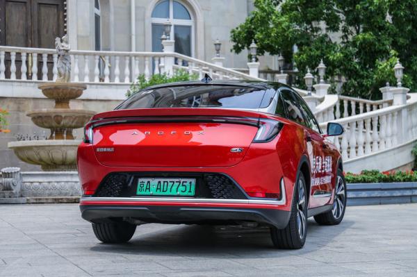 真實試駕極狐阿爾法S：底盤超穩，智慧輔助駕駛系統有點意思！