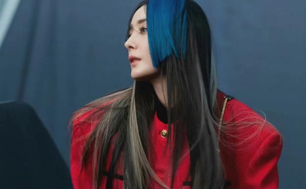 楊冪新造型徹底大爆火！第二次拍開年刊，染藍髮穿紅衣霸氣全開
