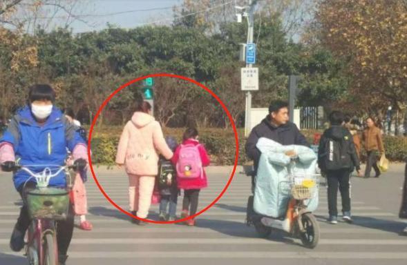 “睡衣媽媽”成學校門口風景線,方便了自己,傷害了孩子自尊心 “睡衣媽媽”成學校門口風景線,方便了自己,傷害了孩子自尊心
