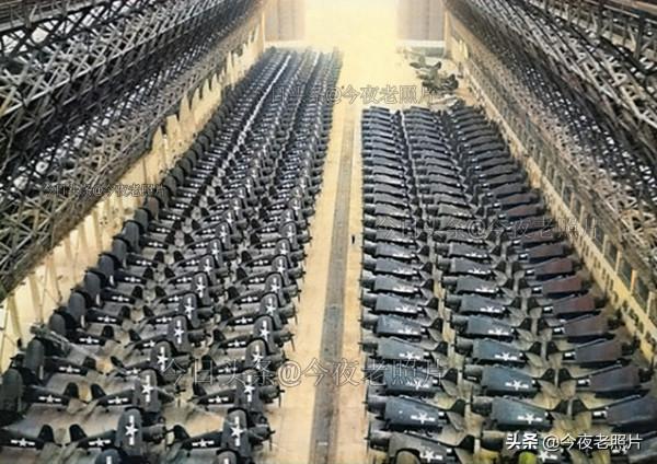 珍貴老照片，美軍肩扛日軍頭顱，德軍用坦克煎蛋，空中相撞的子彈