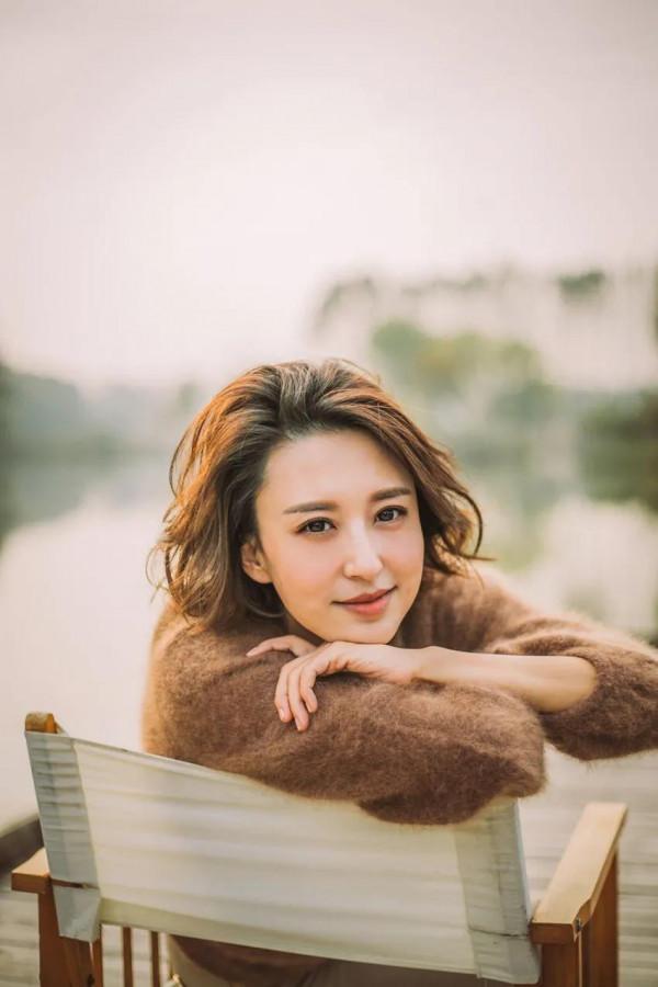 央主持人張蕾驚豔美照