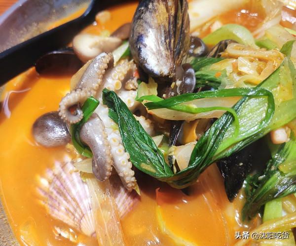 西塔小衚衕裡的炒碼面，面基本被鮑魚八爪魚大蝦蓋住了