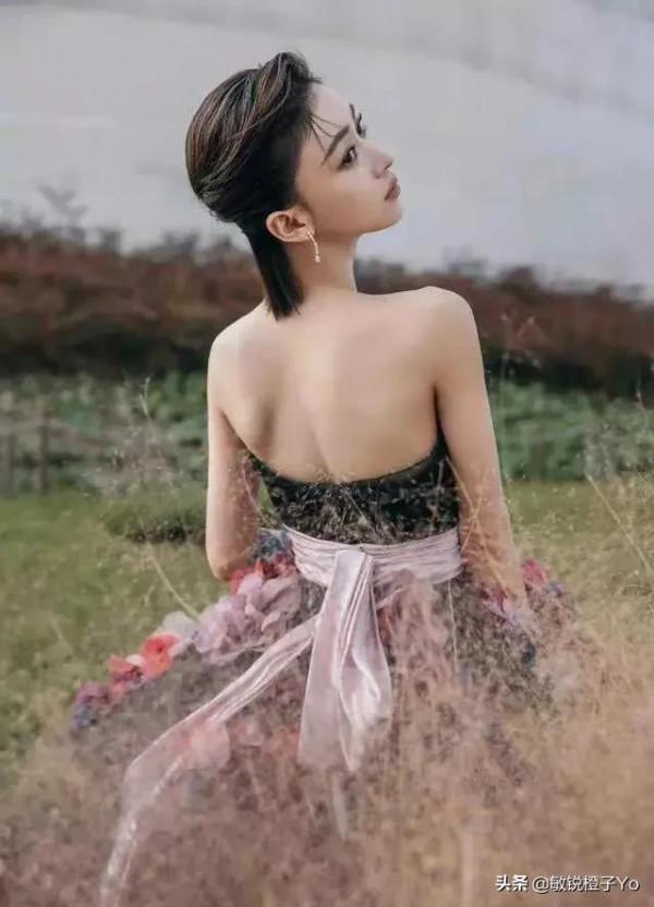 吳謹言野外高畫質圖片，裙子時尚耐看，就是人瘦了點