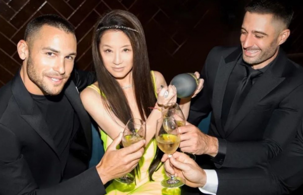 優雅老去才最難得!83歲老戲骨穿白裙看秀,同框范冰冰靠氣質搶鏡 優雅老去才最難得!83歲老戲骨穿白裙看秀,同框范冰冰靠氣質搶鏡