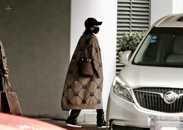 楊冪終於有了新爆款！把羽絨服徹底穿火，這才是冬日的有效穿搭