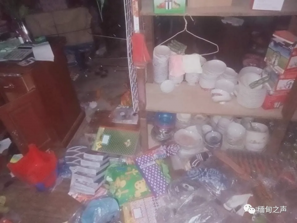 到處都在打仗！房子被炸！緬甸難民坐在地上，雙手合十為緬甸祈福