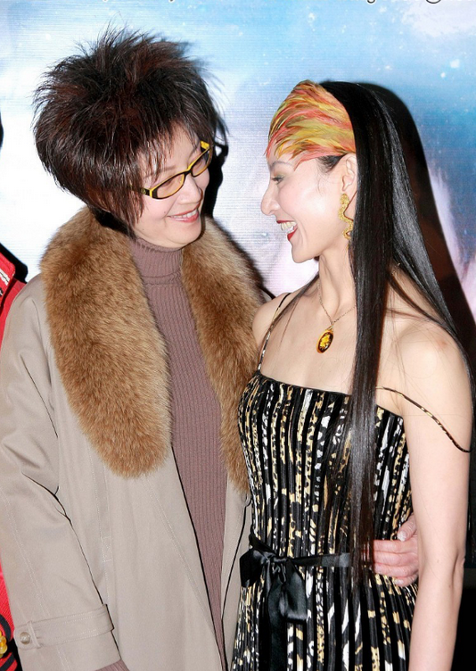 56歲李賽鳳穿搭真時髦,無論禮服還是西裝,造型一套比一套有味道 56歲李賽鳳穿搭真時髦,無論禮服還是西裝,造型一套比一套有味道