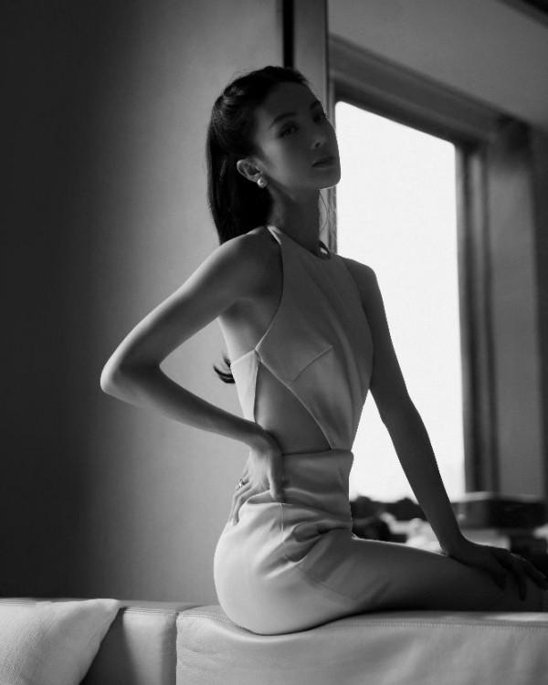 金晨一身淺粉修身長裙,簡約典雅宛如蘭花,每個角度都讓人心動 金晨一身淺粉修身長裙,簡約典雅宛如蘭花,每個角度都讓人心動