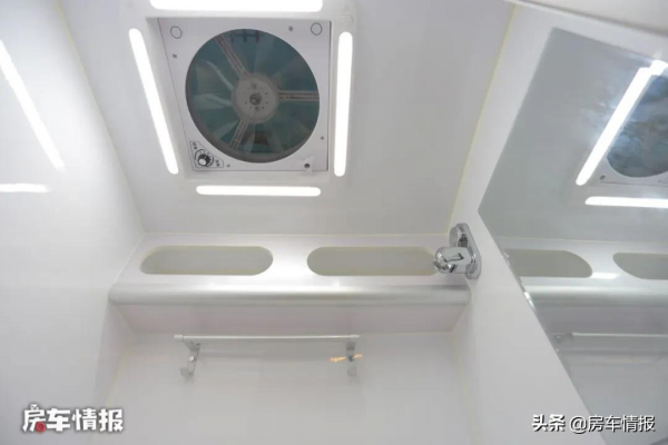 適合老兩口的新款大通V90房車，加入桃木裝飾家電全齊，定價厚道